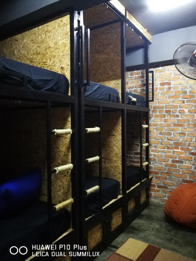 THE BUNK BACKPACKERS HOSTEL by fleur Sepang Extérieur photo