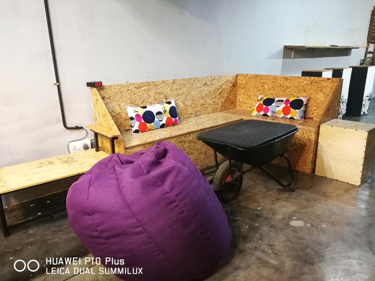 THE BUNK BACKPACKERS HOSTEL by fleur Sepang Extérieur photo