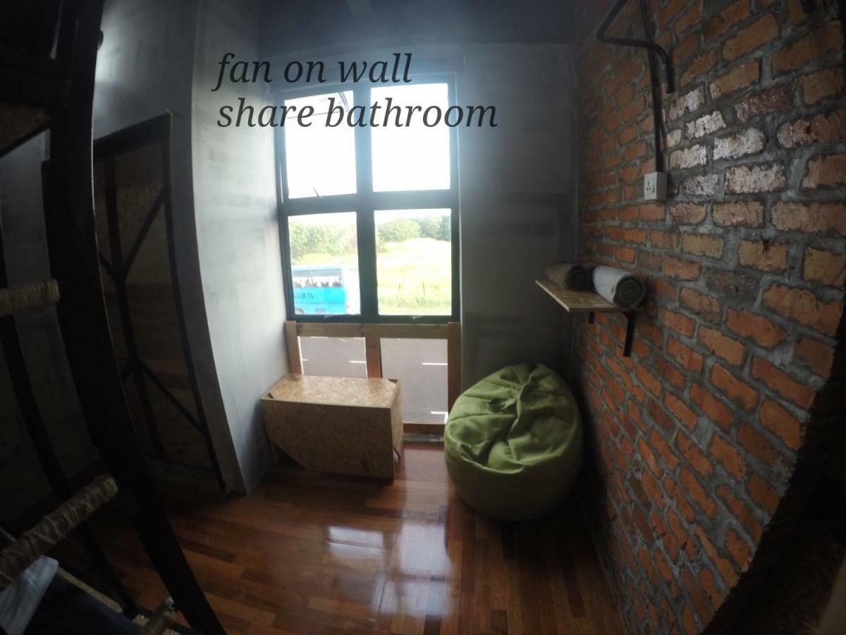 THE BUNK BACKPACKERS HOSTEL by fleur Sepang Extérieur photo