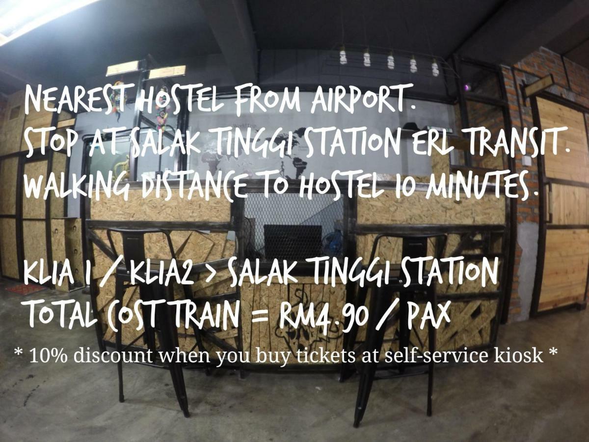 THE BUNK BACKPACKERS HOSTEL by fleur Sepang Extérieur photo